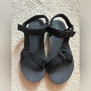 TIME AND TRU - park sandals. worn once.  Adjustable Velcro straps, size 8.